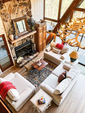 Smart TV, fireplace - FLAT, Lakefront chalet; Hottub, Playground, Firepit, Wifi, and more! (Wright City)