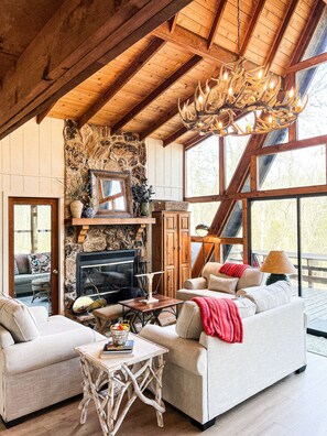 Smart TV, fireplace - FLAT, Lakefront chalet; Hottub, Playground, Firepit, Wifi, and more! (Wright City)