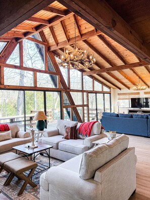 Smart TV, fireplace - FLAT, Lakefront chalet; Hottub, Playground, Firepit, Wifi, and more! (Wright City)