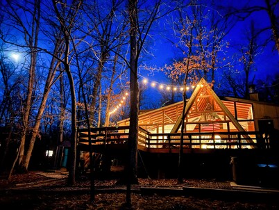 FLAT, Lakefront chalet; Hottub, Playground, Firepit, Wifi, and more!