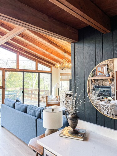 FLAT, Lakefront chalet; Hottub, Playground, Firepit, Wifi, and more!