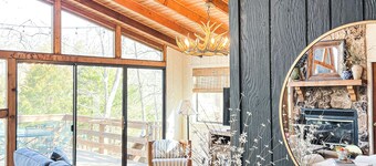 FLAT, Lakefront chalet; Hottub, Playground, Firepit, Wifi, and more!