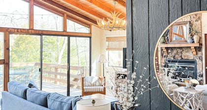 FLAT, Lakefront chalet; Hottub, Playground, Firepit, Wifi, and more!