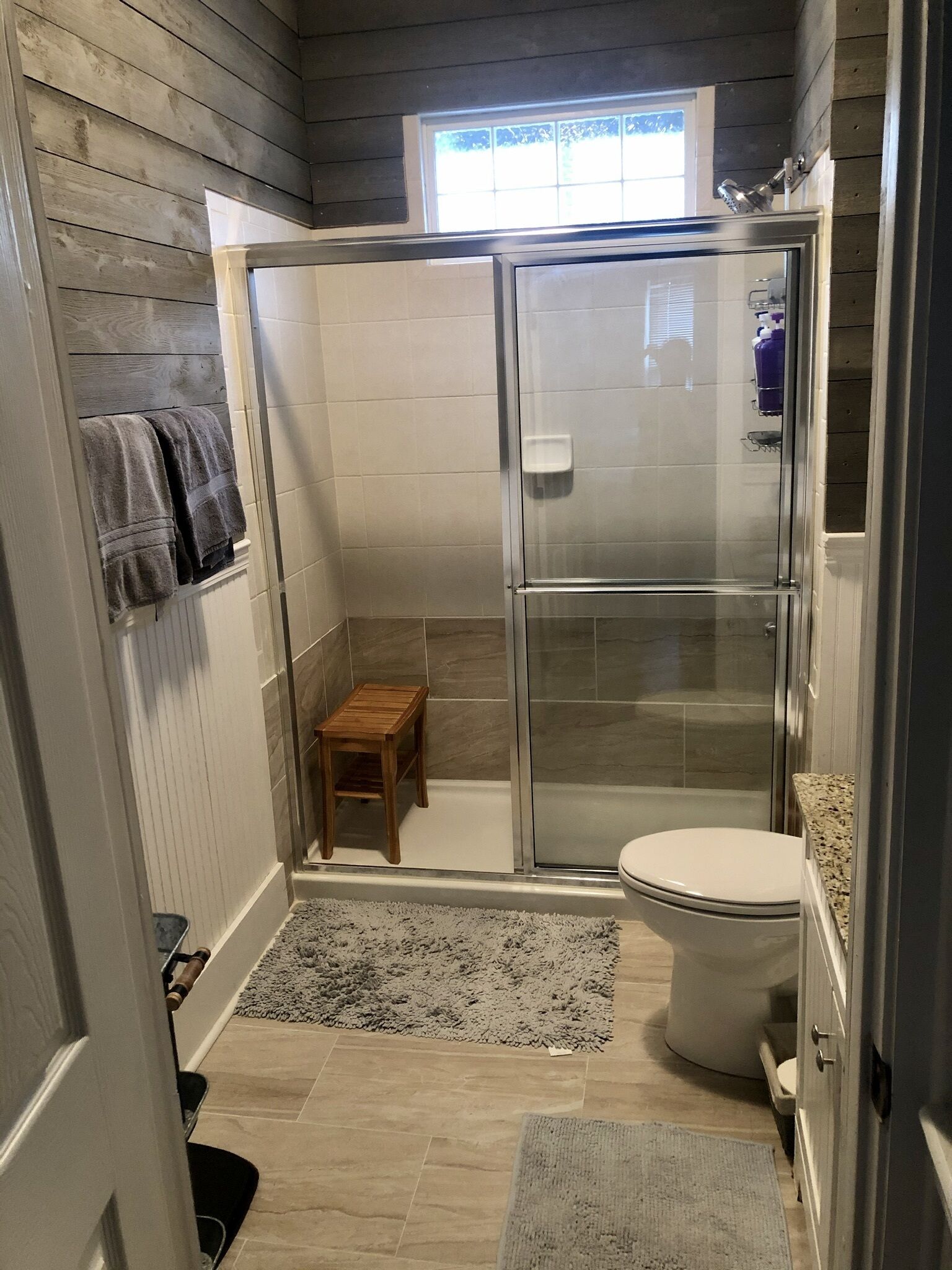 Douche, séchoir à cheveux, serviettes fournies, savon