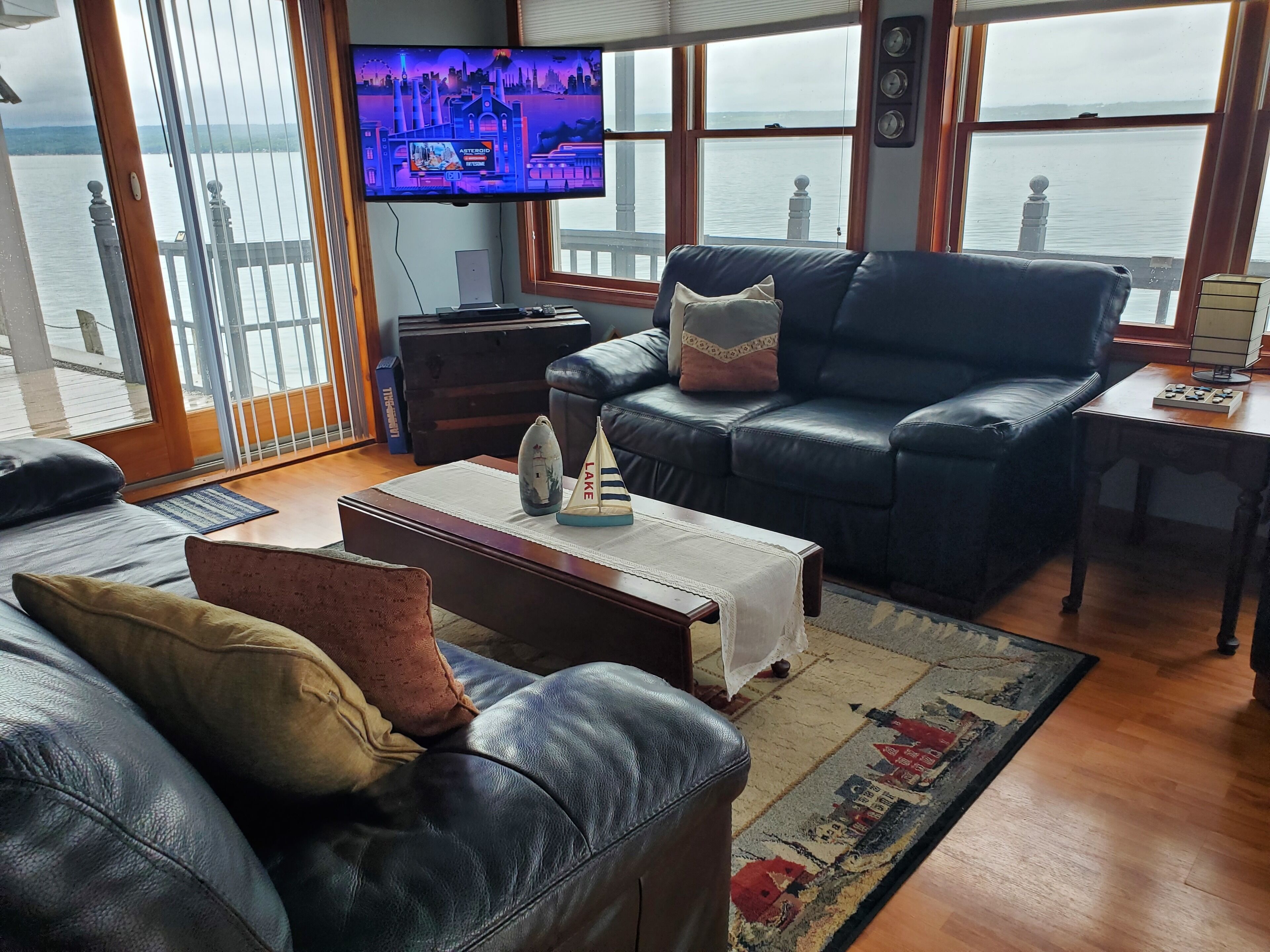 Smart-TV, Kamin, DVD-Player, Bücher