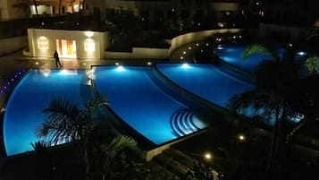 Εξωτερική πισίνα, ομπρέλες πισίνας, ξαπλώστρες