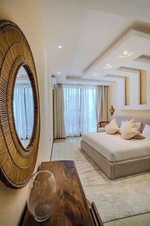 Deluxe appartement, 1 slaapkamer, balkon, uitzicht op oceaan | 3 slaapkamers, een minibar, een kluis op de kamer, een bureau