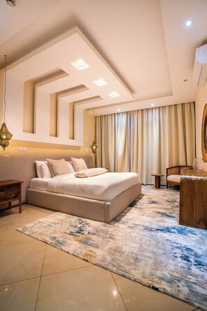 Minibar, caja de seguridad en la habitación y escritorio 