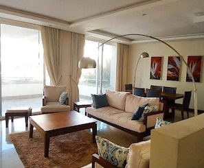 Penthouse, 3 Schlafzimmer, Balkon, Meerblick | Wohnbereich | 42-Zoll-Flachbildfernseher mit Satellitenempfang, Fernseher