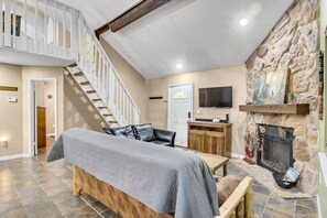 Smart TV, fireplace, video games, table football - Fun in the woods! hot tub, arcade, budget-friendly Free ticket to Dollywood! (Sevierville)