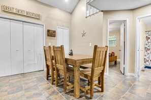 Dining - Fun in the woods! hot tub, arcade, budget-friendly Free ticket to Dollywood! (Sevierville)