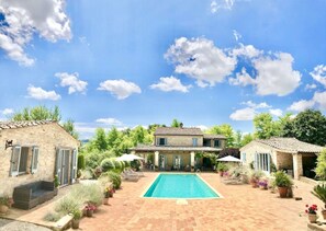 Piscine couverte, piscine extérieure