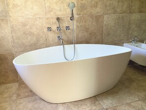 Bathtub, hair dryer, bidet, towels