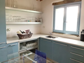 Frigorifero, forno, piano cottura, lavastoviglie