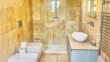 Baignoire, sĂšche-cheveux, bidet, serviettes fournies