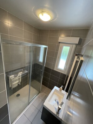 Séchoir à cheveux, serviettes fournies, papier de toilette