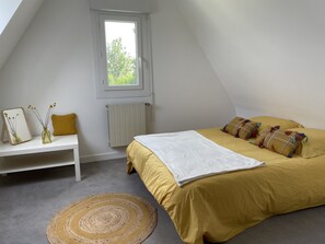 4 chambres, fer et planche à repasser, lit de bébé portatif