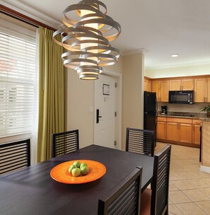 Dining - 9869 INACTIVE 1BR ATLANTIS HARBORSIDE: (Nassau)