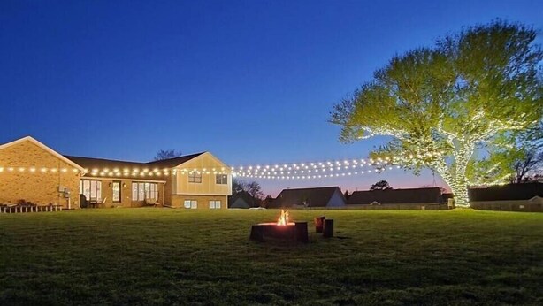 Un bâtiment doté d’un grand porche ouvert et décoré de guirlandes lumineuses.
