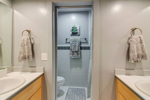 Dusch, hårtork och handdukar