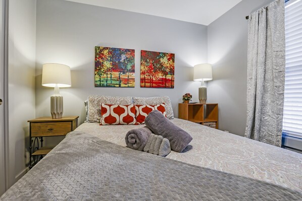 2 slaapkamers, een bureau, een strijkplank/strijkijzer, gratis wifi