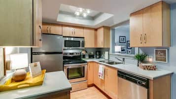 冰箱、微波炉、烤箱、炉灶