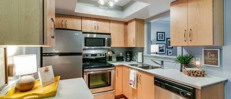 Réfrigérateur, micro-ondes, four, plaque de cuisson