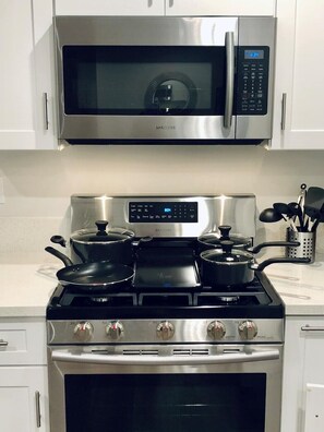 ثلاجة، ميكروويف، فرن، موقد طهي مسطح