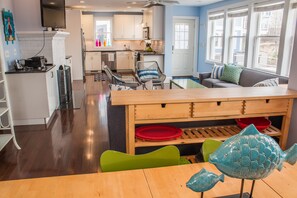 Smart TV, chimenea, libros y estéreo 