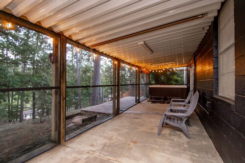 Lakefront with hot tub, game room, kayaks, & dock. Sleeps 16! 