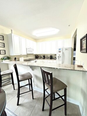 Fridge, microwave, oven, stovetop - Lovely 2-bedroom condo with pool (Gulf Shores)