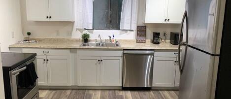 Frigorífico, microondas, horno y placa de cocina