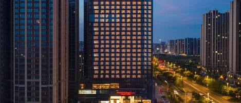 Ein Hochhaus-Hotel mit einer auffälligen Schilderung "RAMADA PLAZA BY WYNDHAM".