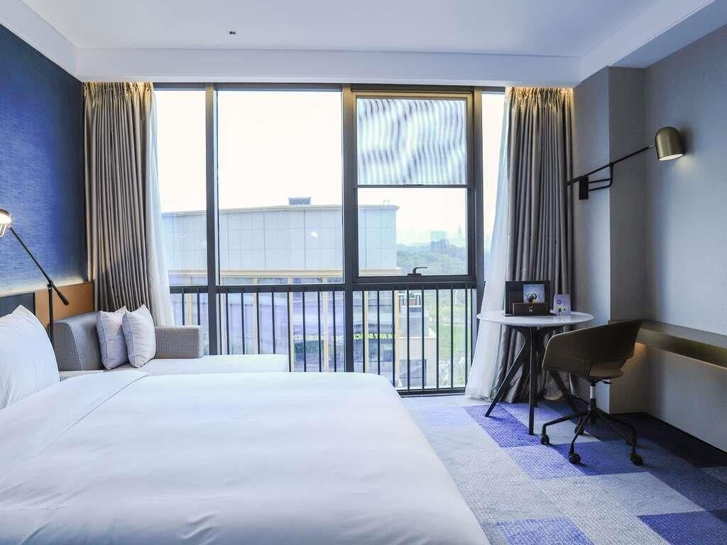 Standard Room, 1 King Bed | Down duvets, minibar, desk, free WiFi