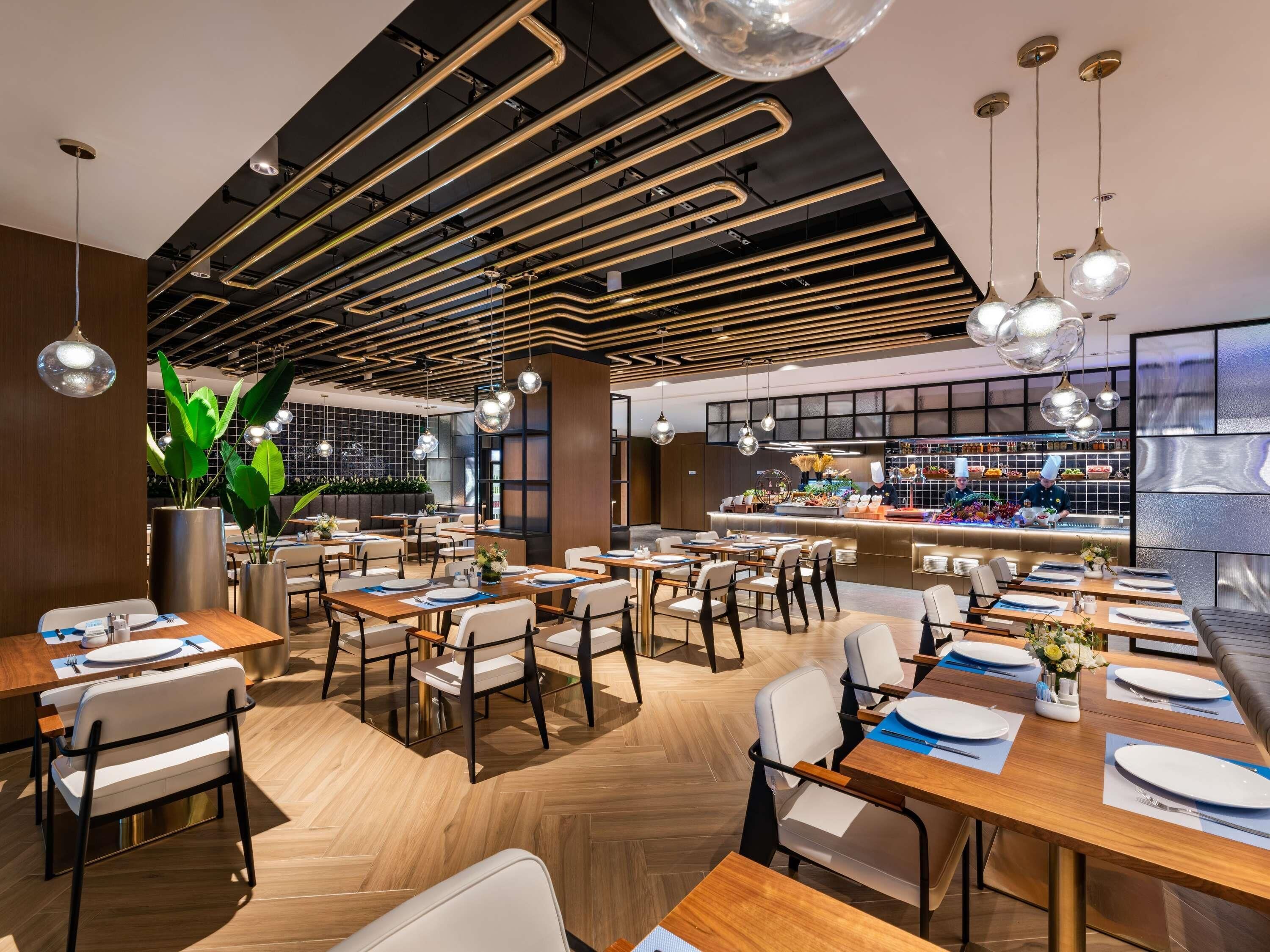 Daily buffet breakfast (CNY 98 per person)