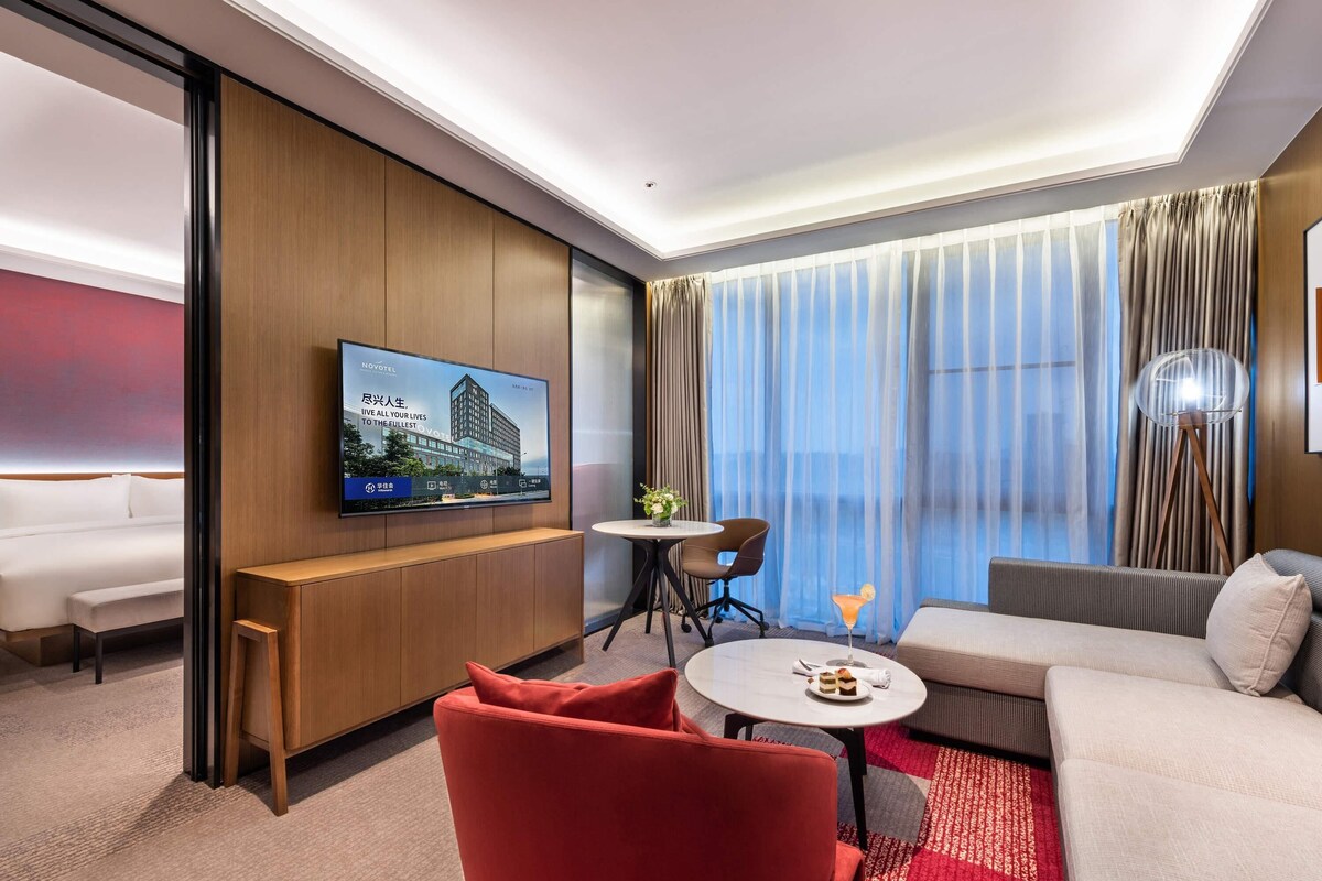 Suite Deluxe, 1 très grand lit | Couette en duvet d'oie, minibar, bureau, Wi-Fi gratuit