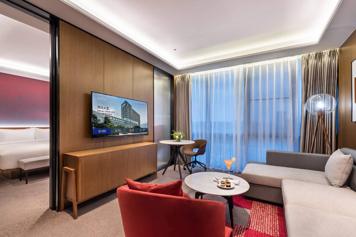 Deluxe Suite, 1 King Bed | Down duvets, minibar, desk, free WiFi