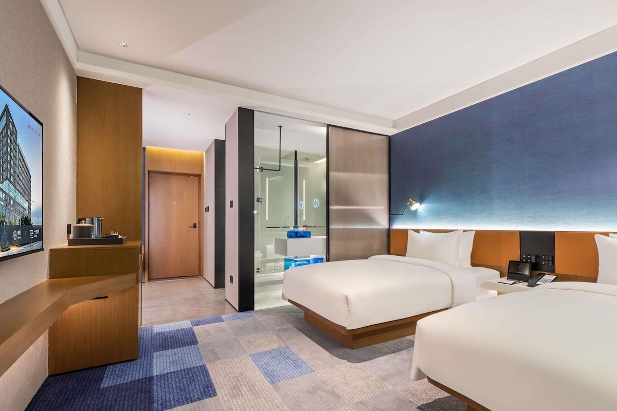 Standard-huone, 2 yhden hengen sänkyä | Untuvapeitot, minibaari, työpöytä, ilmainen Wi-Fi