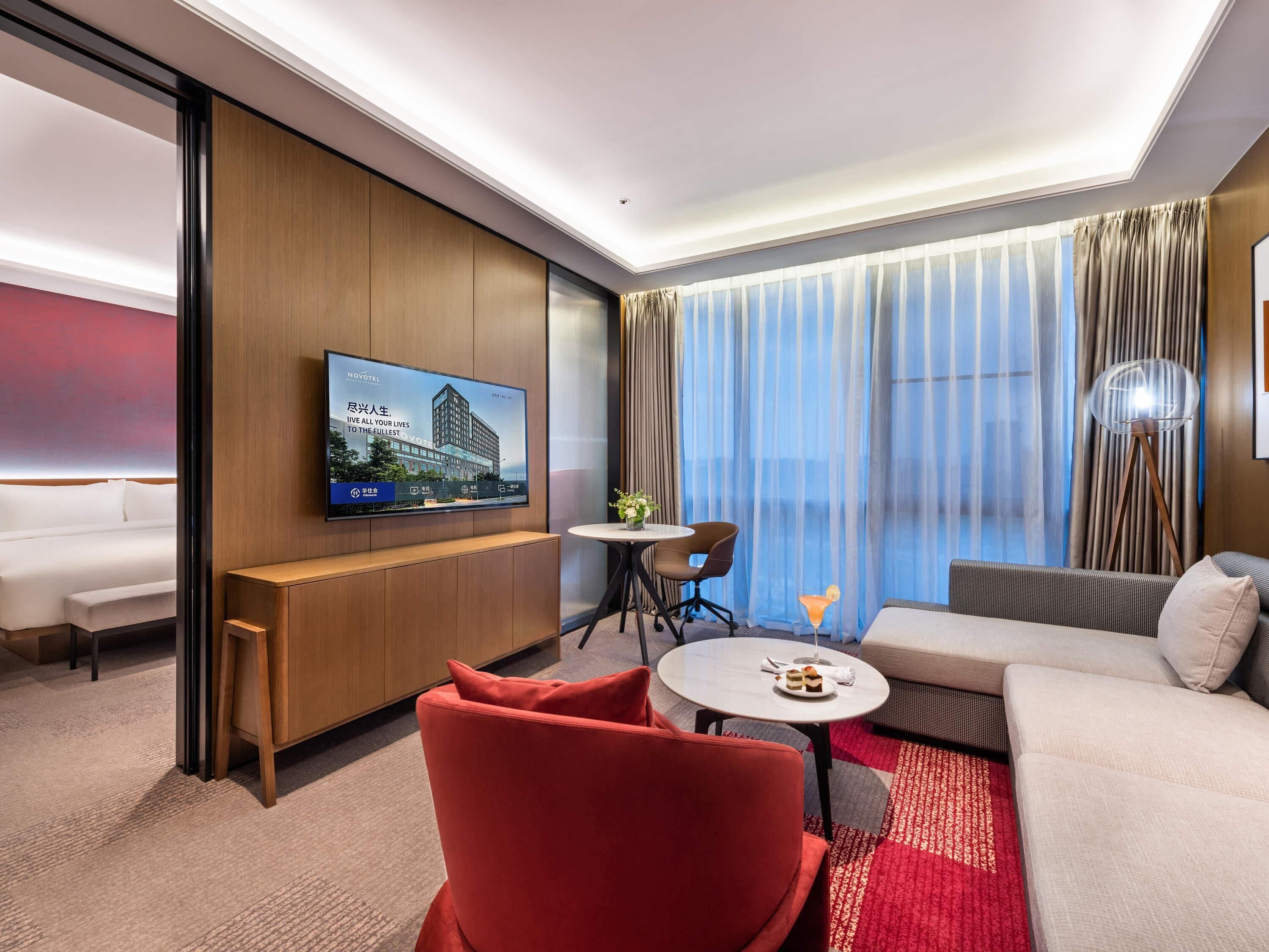 Deluxe Suite, 1 King Bed | Down duvets, minibar, desk, free WiFi
