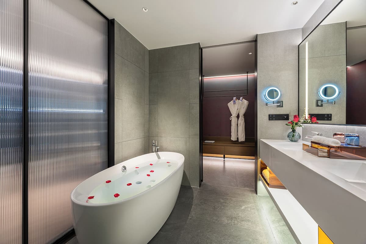 Deluxe Room, 1 King Bed | Bathroom | Slippers, towels