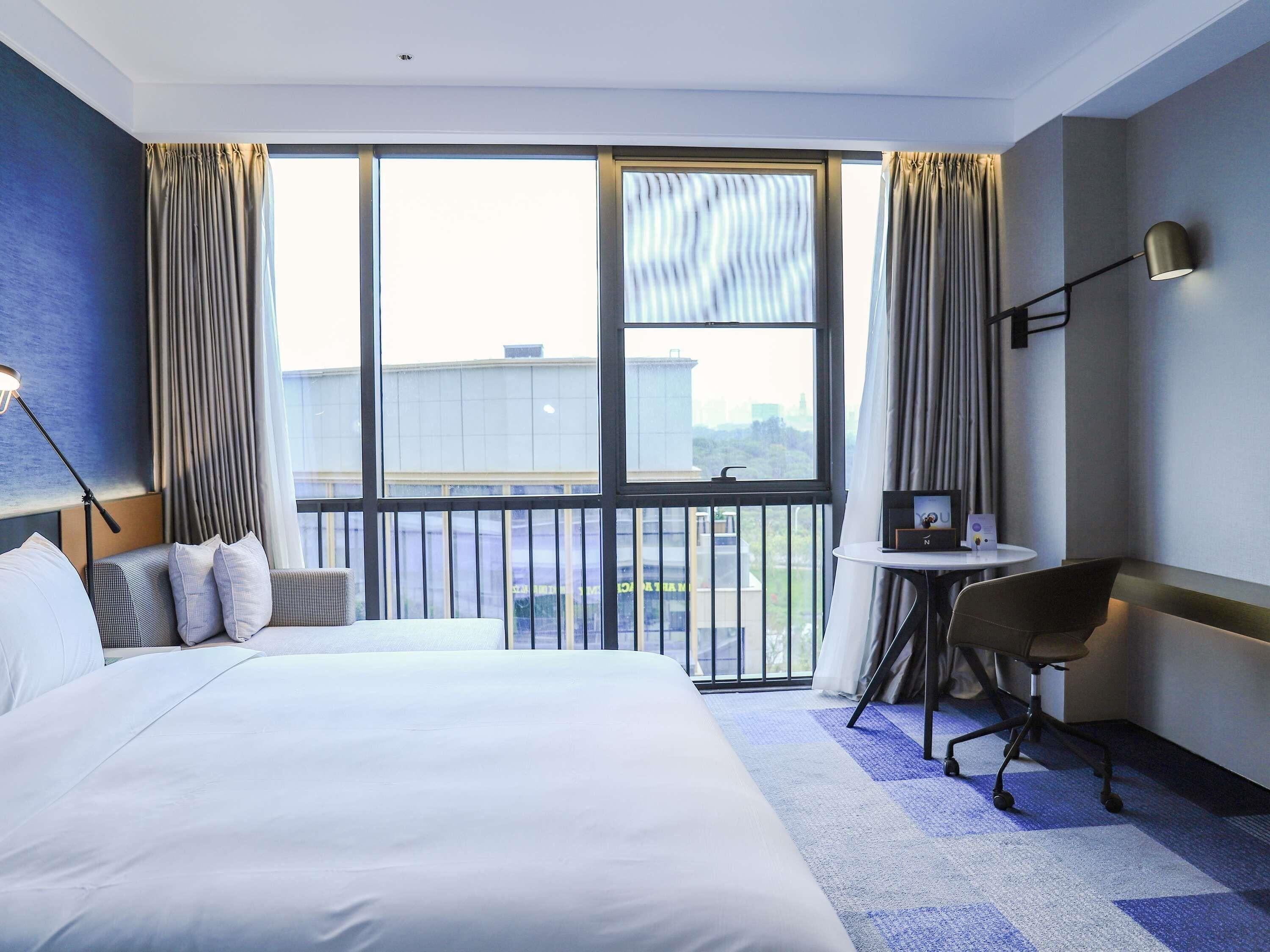 Cubrecamas, minibar, escritorio y wifi gratis 