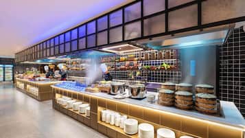 Daily buffet breakfast (CNY 98 per person)