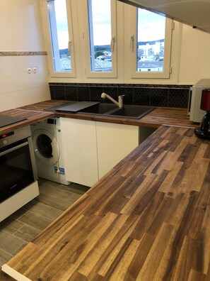 Mikrovågsugn, kaffe- och tebryggare och grytor/köksredskap