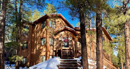 Grand Cabin In the Trees. 10 Mins from Downtown.