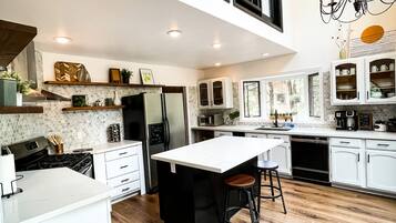 Køleskab, mikrobølgeovn, ovn, kogeplade