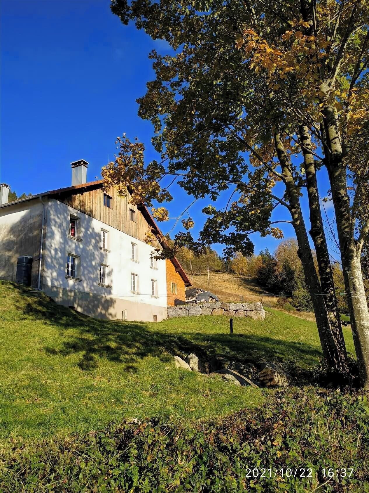 Vue générale du gîte, façade avant, exposition Sud.