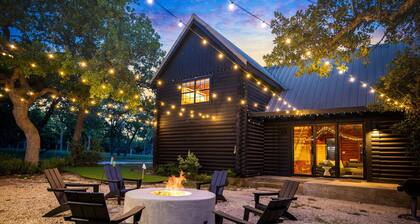 Hot Tub~ Mini Golf | Heated Pool | Game Room ~ LUX