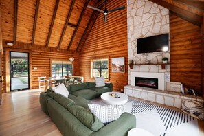 TV, table tennis, books - Heated Pool ~ Hot Tub | Mini Golf | Game Room | WiFi (Fredericksburg)