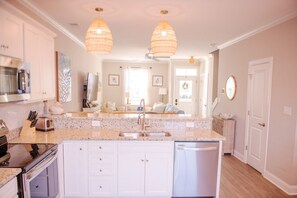 Kylskåp, mikrovågsugn, ugn och spishäll