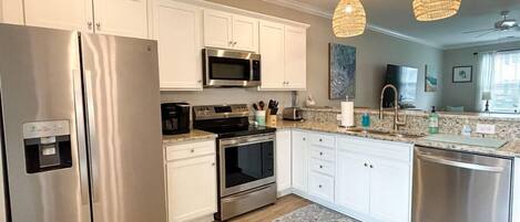 Réfrigérateur, micro-ondes, four, plaque de cuisson